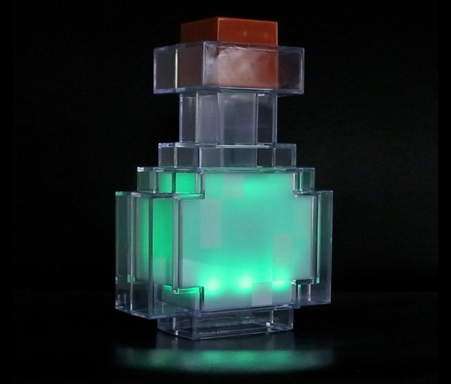 Nahaufnahme einer Minecraft LED-Dekoleuchte, Trank, vor einem schwarzen Hintergrund.