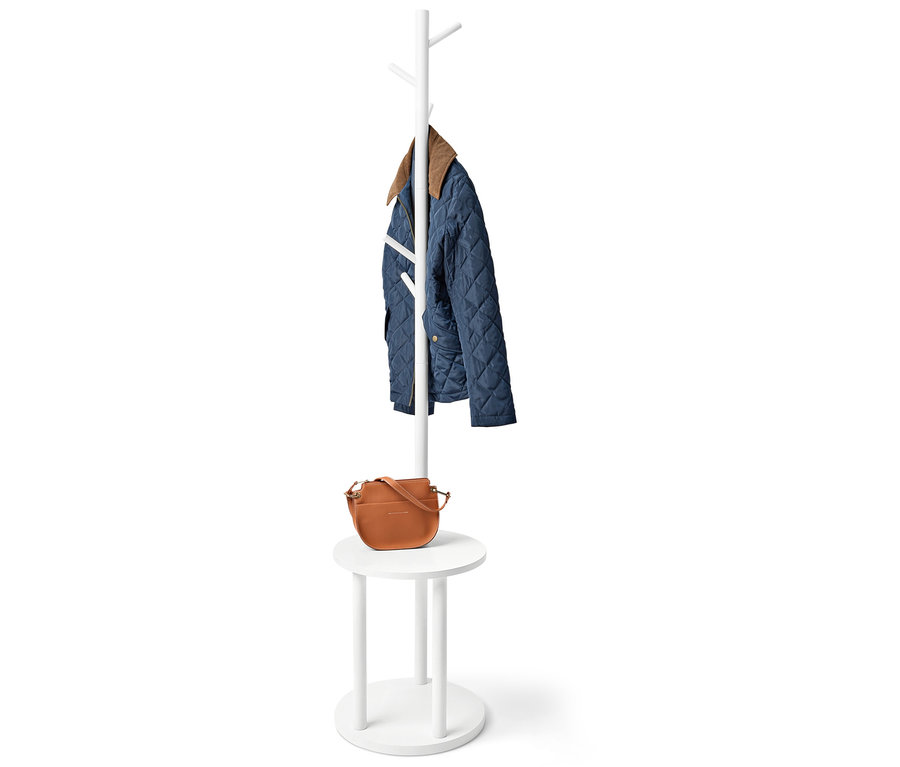 Auf einem weißen Kleiderständer stehen eine blaue Steppjacke und eine braune Handtasche.