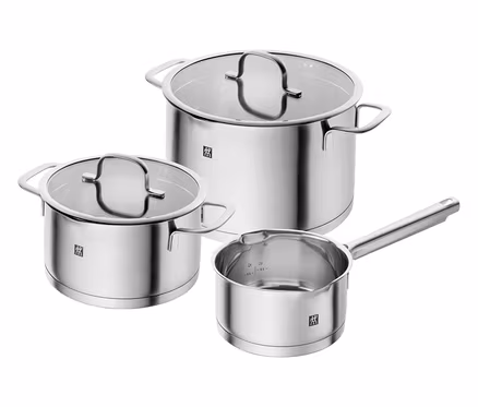Ein Set aus drei Edelstahltöpfen mit Deckeln.