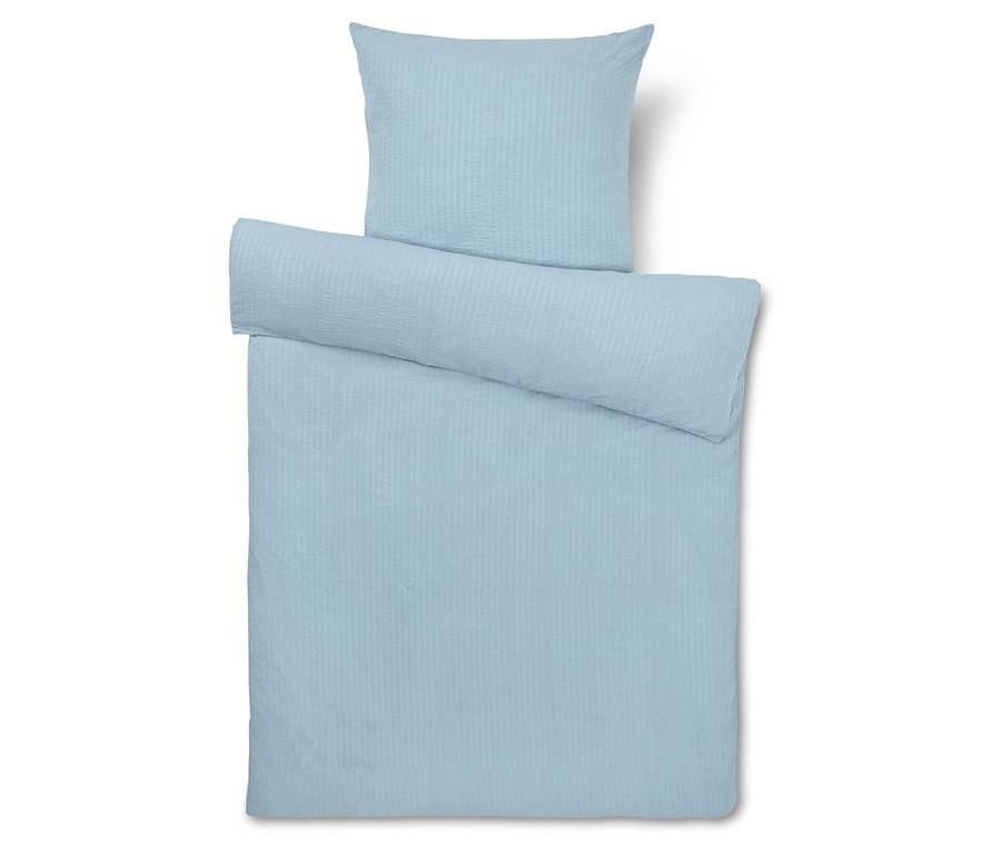 Hellblaue Bettwäsche mit Kissen- und Bettbezug.
