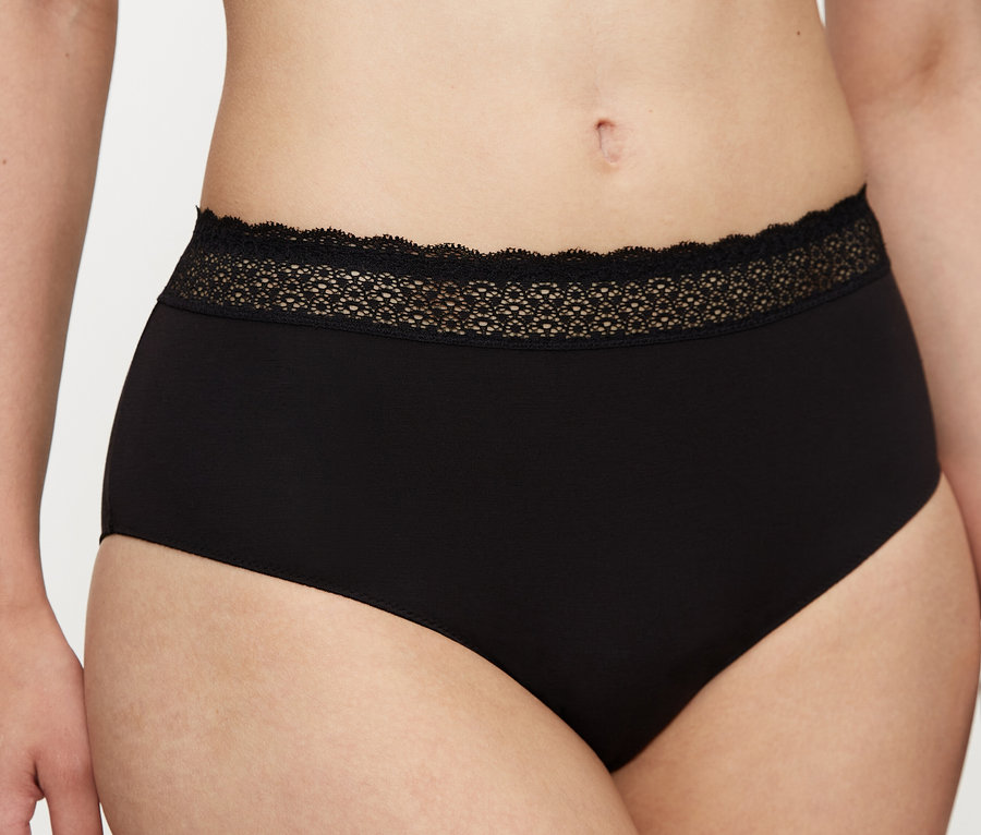 Frau trägt schwarze Unterwäsche mit Spitze.