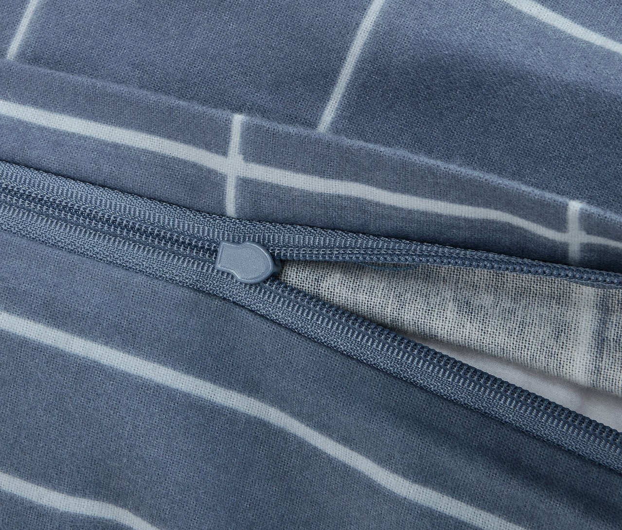 Detailansicht von blauem Biber-Bettwäsche in Standardgröße mit Reißverschluss.