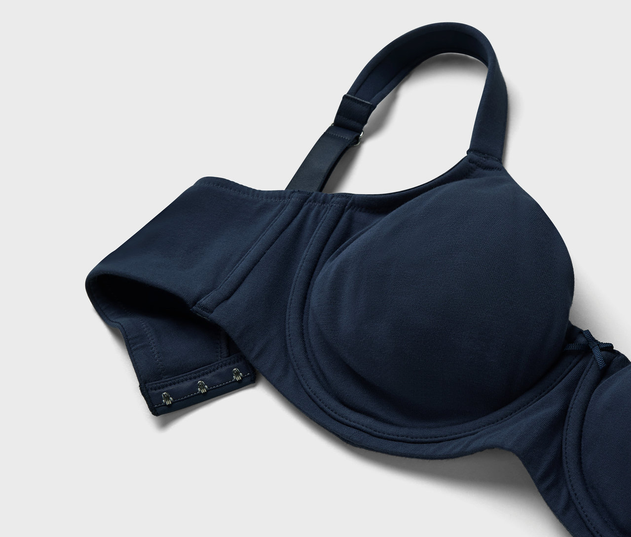 Detailaufnahme eines dunkelblauen BHs.