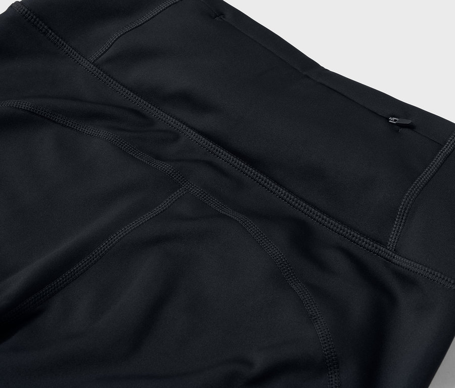 Detailaufnahme einer schwarzen Leggings mit einer Tasche am Bund.