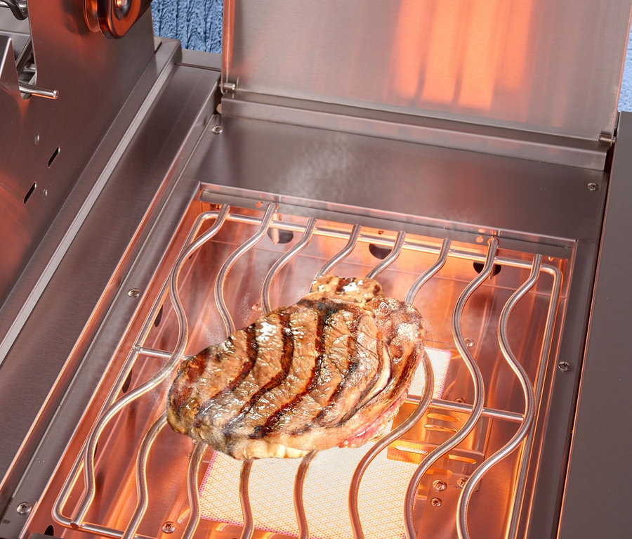 Steak auf dem Grill des Buschbeck Outdoorküche »Chester«.