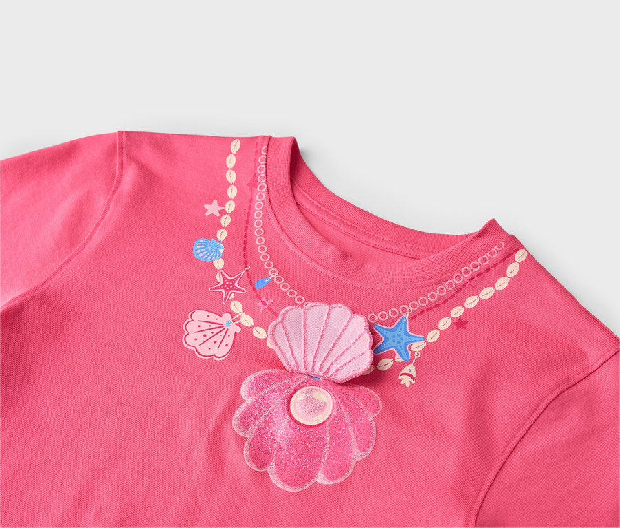 Nahaufnahme eines pinkfarbenen T-Shirts mit aufgedruckter Muschelketten-Grafik.