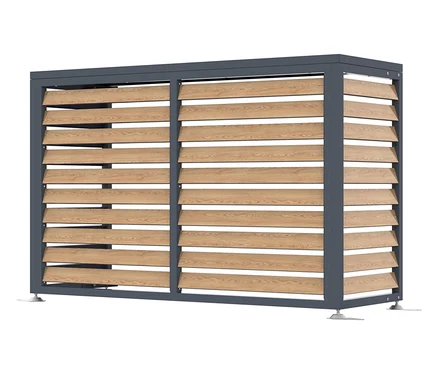 Eine graue Outdoor-Sichtschutzwand mit horizontalen Holzlamellen steht auf kleinen Füßen.