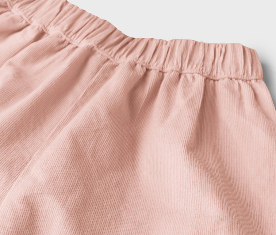 Nahaufnahme von rosafarbenen Cordshorts mit Gummibund.