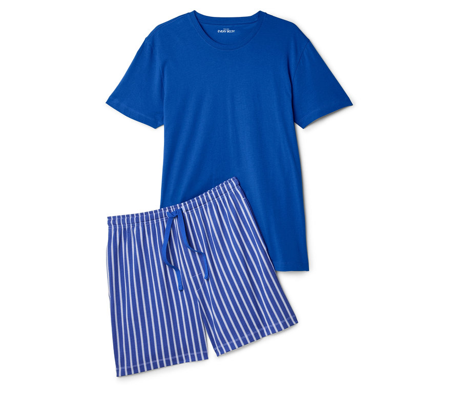 Blaues T-Shirt liegt neben einer Shorts mit blauen und weißen Streifen.