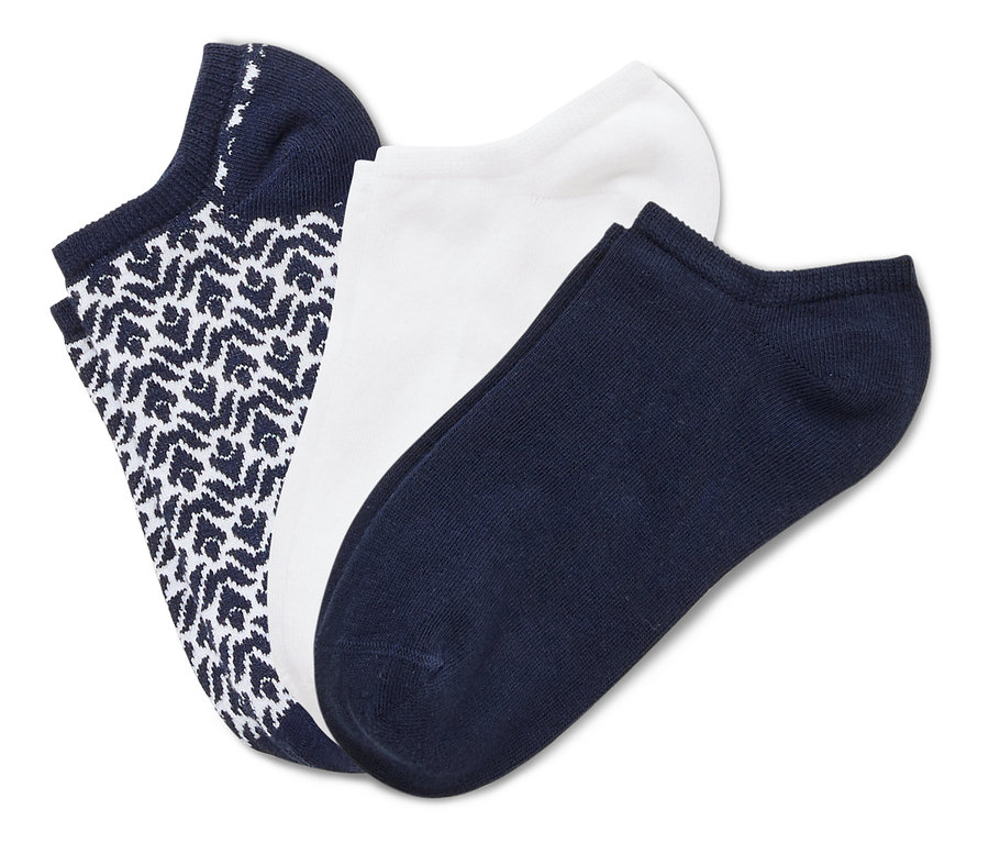 Drei Socken liegen übereinander: eine marineblaue Socke mit weißem Muster, eine weiße Socke und eine marineblaue Socke.