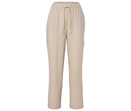 Beige Hose mit Kordelzug auf weißem Hintergrund.