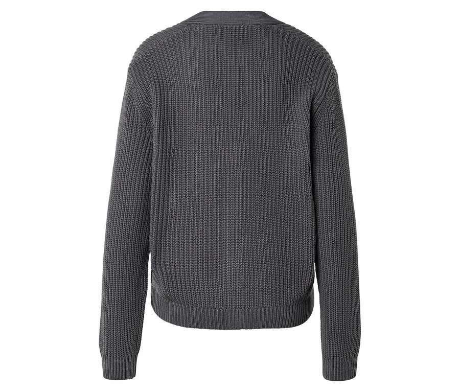 Rückansicht einer grauen Strickjacke auf weißem Hintergrund.