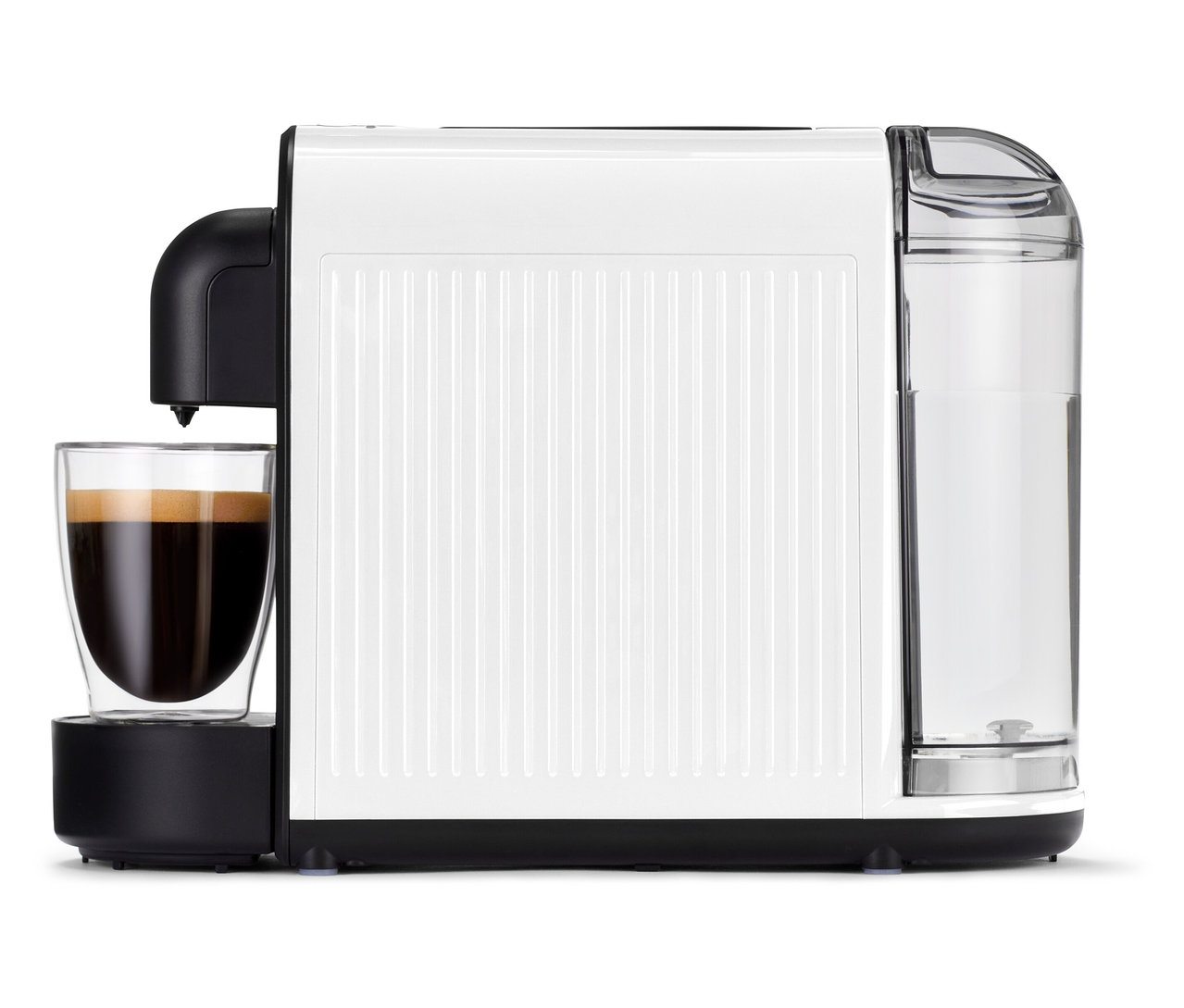 Die weiße Cafissimo now white Kaffeemaschine mit vollem Glas steht auf einem Tisch.