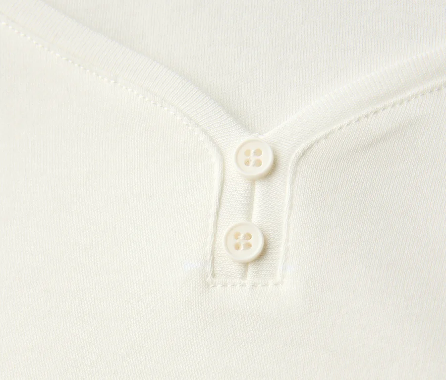 Detailansicht eines weißen Street One 3/4-Shirts mit Knopfdetail.
