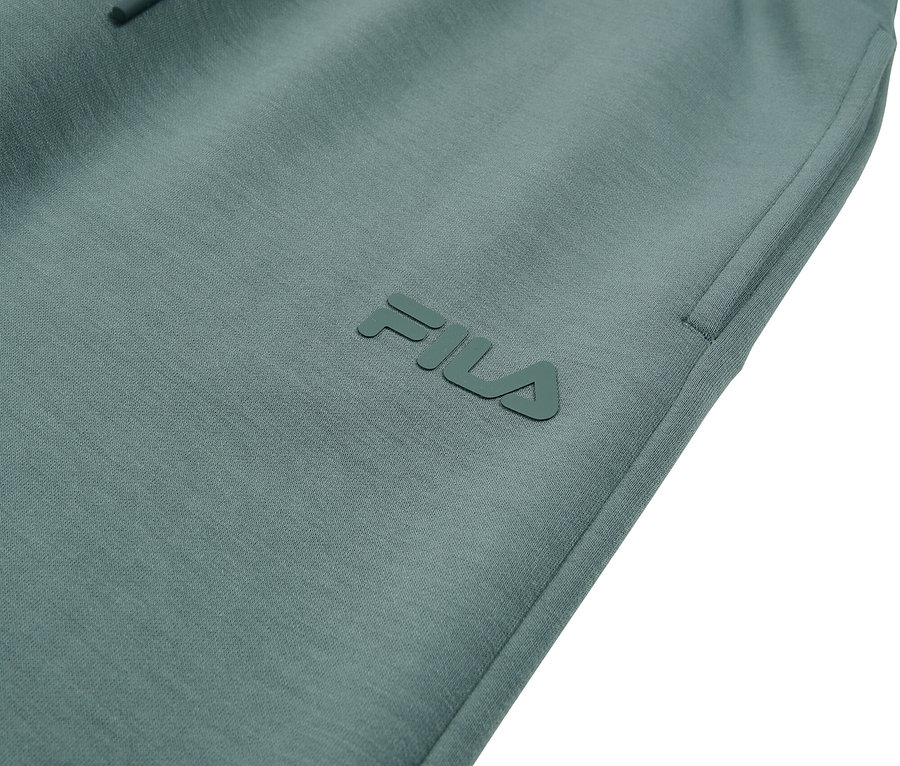 Nahaufnahme einer türkisfarbenen Fila-Jogginghose mit Kordelzug.