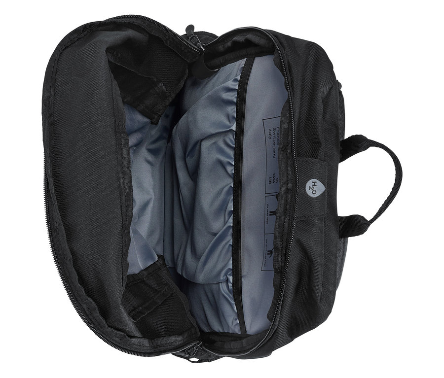 Offener, schwarzer Rucksack mit grauem Innenfutter.