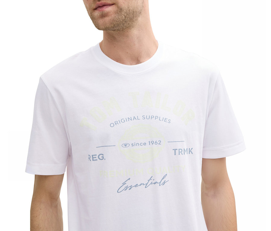 Mann trägt ein weißes Tom Tailor T-Shirt mit Logo.
