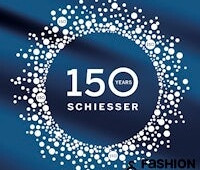 SCHIESSER Pyjama-Set Logo auf blauem Hintergrund, umgeben von weißen Punkten.