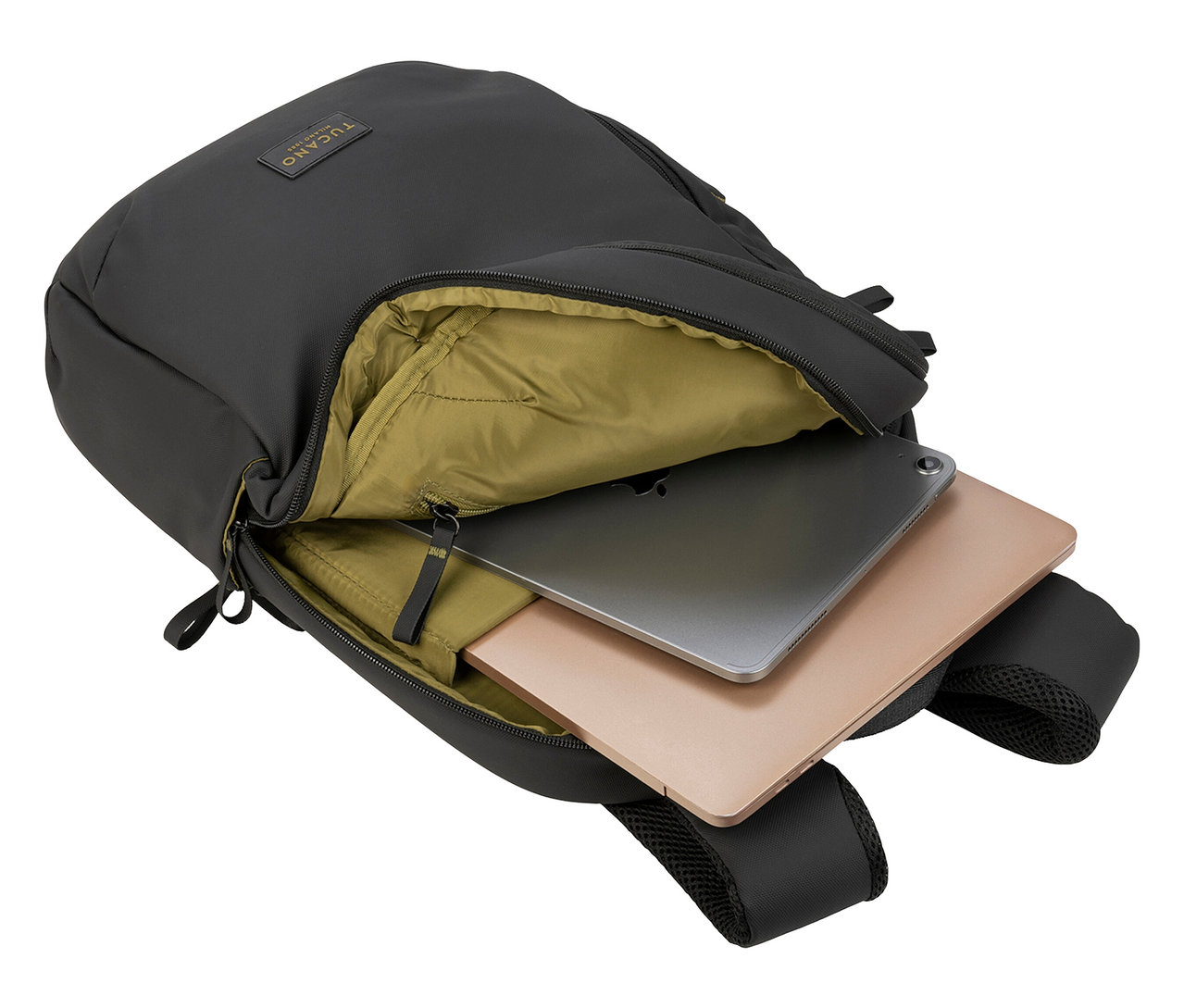 Offener schwarzer Rucksack mit zwei Tablets darin.