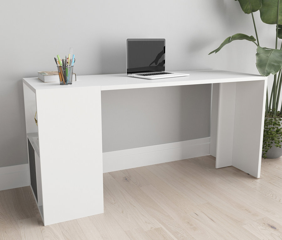 Weißes Roba Set »Fortuna« Beistelltisch und Schreibtisch mit Laptop, Stiften und Buch auf Holzboden.