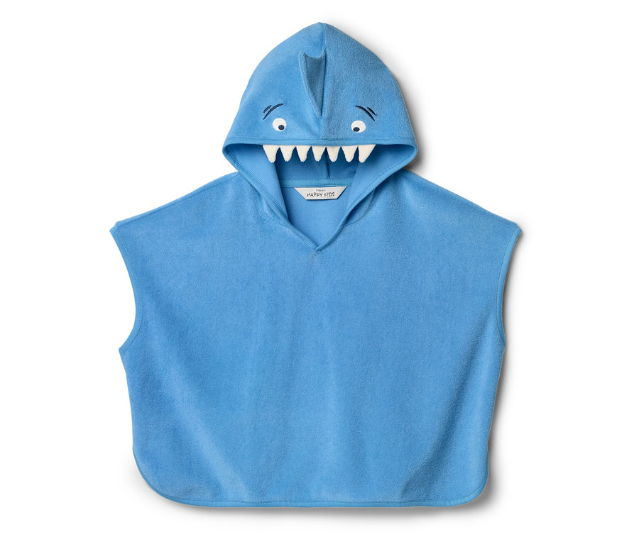 Blauer Kinderponcho mit Haifischkapuze liegt auf einem weißen Hintergrund.
