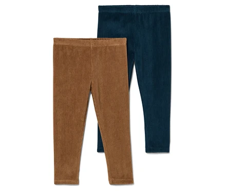 Eine braune und eine dunkelblaue Cordhose liegen übereinander auf einem weißen Hintergrund.