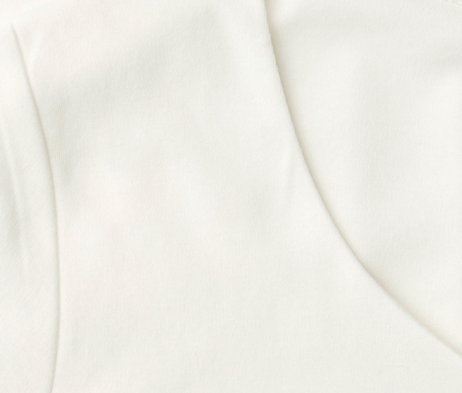 Nahaufnahme vom weißen Street One Kurzarmshirt.