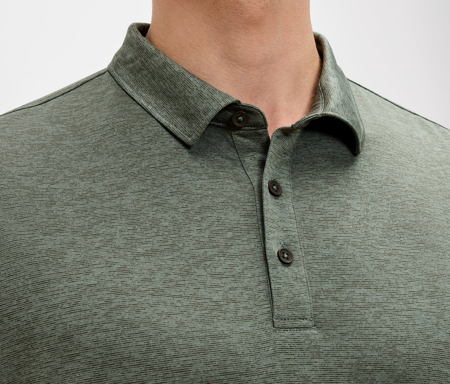 Nahaufnahme eines Mannes, der ein grünes Poloshirt trägt.