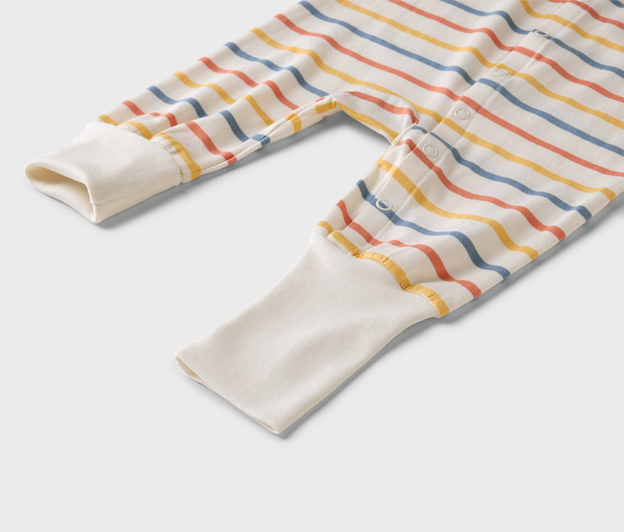Detailansicht eines gestreiften Baby-Schlafanzugs mit weißen Bündchen.