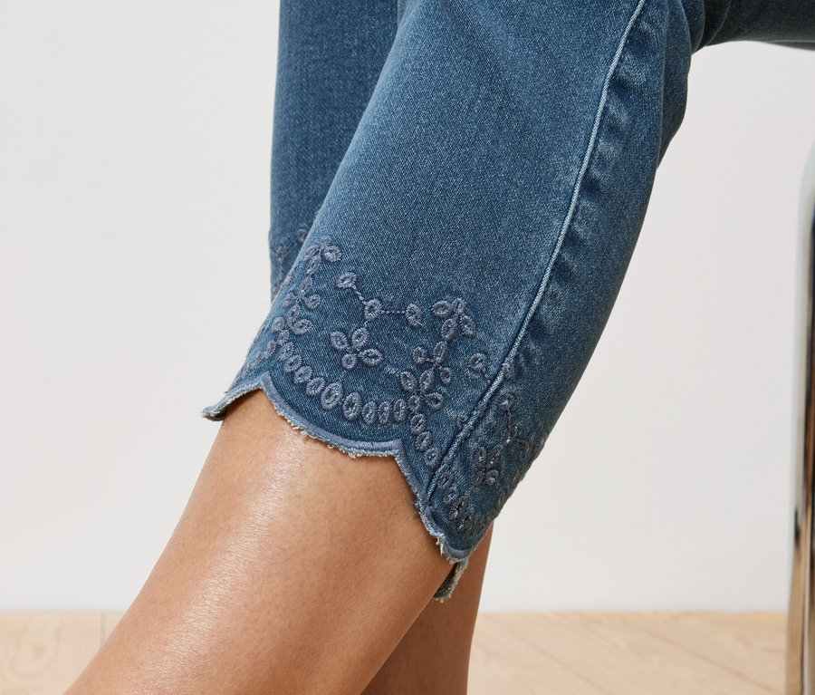 Nahaufnahme von Jeans mit Lochstickerei am Beinende.