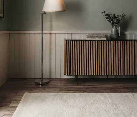 Weißer benuta Läufer »Soda«, ca. 80 x 240 cm, auf Holzboden, daneben eine Stehlampe und ein Holzschrank vor einer hellgrünen Wand.