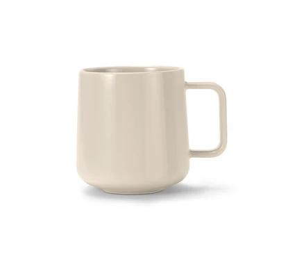 Beiger Kaffeebecher mit Henkel auf weißem Hintergrund.