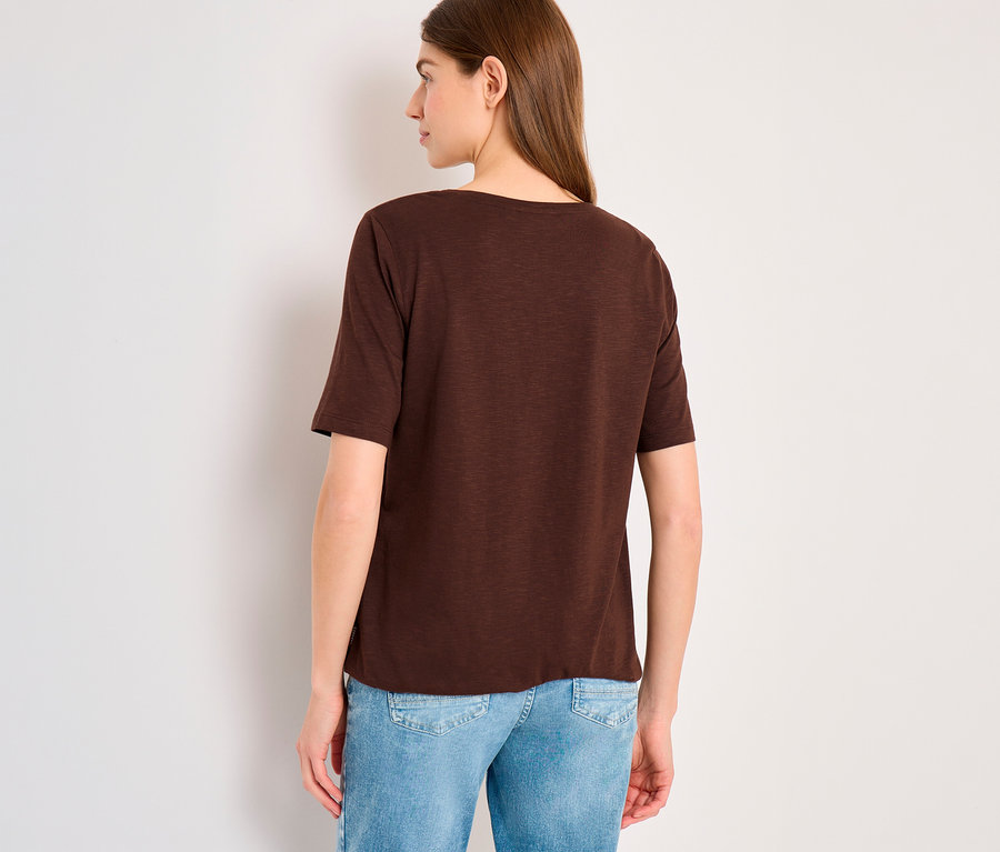 Frau von hinten in braunem CECIL Tunika-Shirt und blauer Jeans.