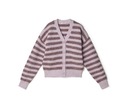 Ein hellvioletter Cardigan mit horizontalen braunen Streifen, V-Ausschnitt und fünf braunen Knöpfen vorne.