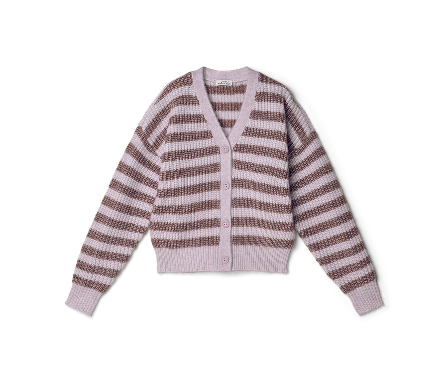 Ein hellvioletter Cardigan mit horizontalen braunen Streifen, V-Ausschnitt und fünf braunen Knöpfen vorne.