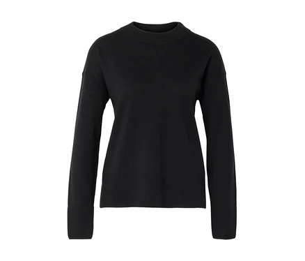 Schwarzer Strickpullover mit langen Ärmeln und Stehkragen.