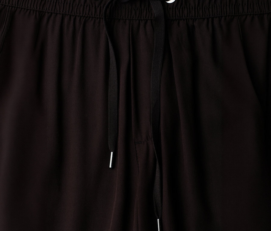 Nahaufnahme des elastischen Bundes einer schwarzen Street One EMMA 7/8-Culotte, mit schwarzem Kordelzug und silbernen Enden durch zwei silberne Ösen.