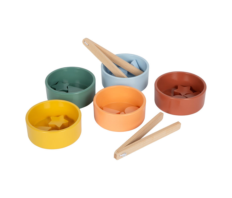 small foot Montessori-Bundle 1: Fünf farbige Schalen (gelb, grün, hellblau, orange, rotbraun) mit passenden Holzformen und zwei Holzzangen.