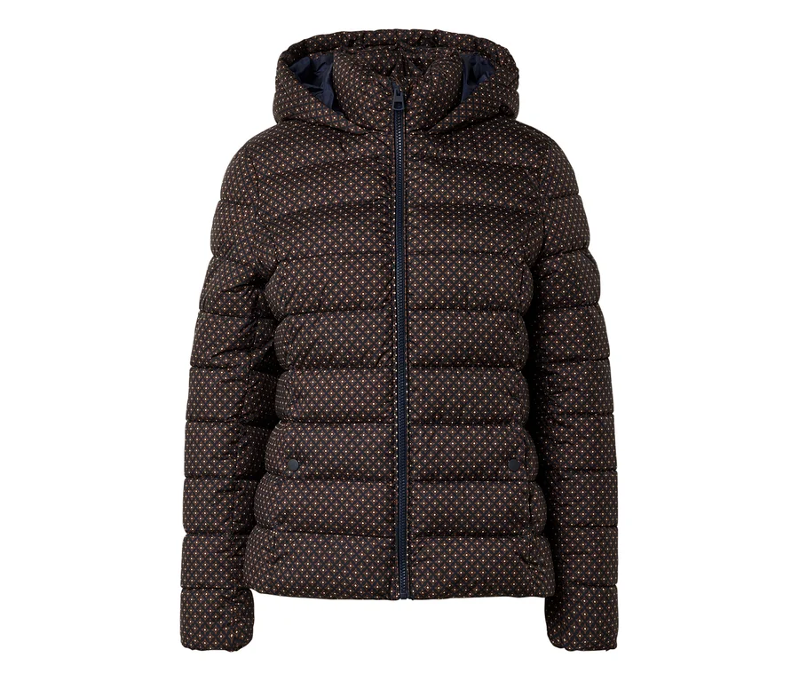 Eine gesteppte, braune Jacke mit Kapuze und einem Muster aus kleinen Rauten und Punkten ist mit einem Reißverschluss geschlossen.