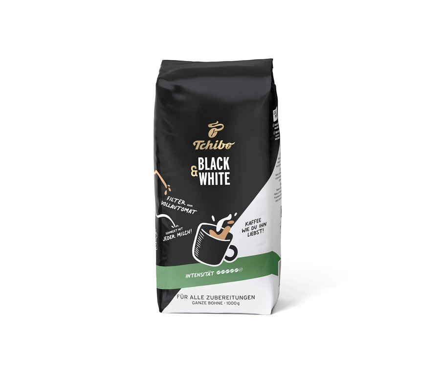 Schwarze und weiße Tchibo BLACK & WHITE 1 kg Ganze Bohne Kaffeepackung mit Tasse und Milchschaum-Illustration.