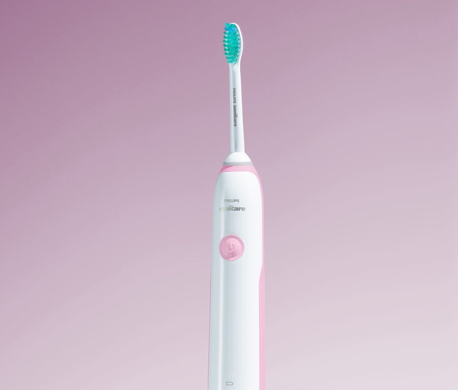 Elektrische Schallzahnbürste Philips Sonicare CleanCare+ HX3212/43 auf lila Hintergrund.
