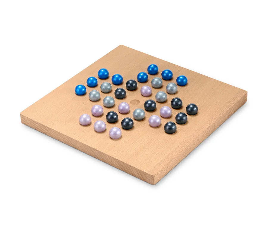 Murmel-Brettspiel mit bunten Murmeln auf einem Holzbrett.