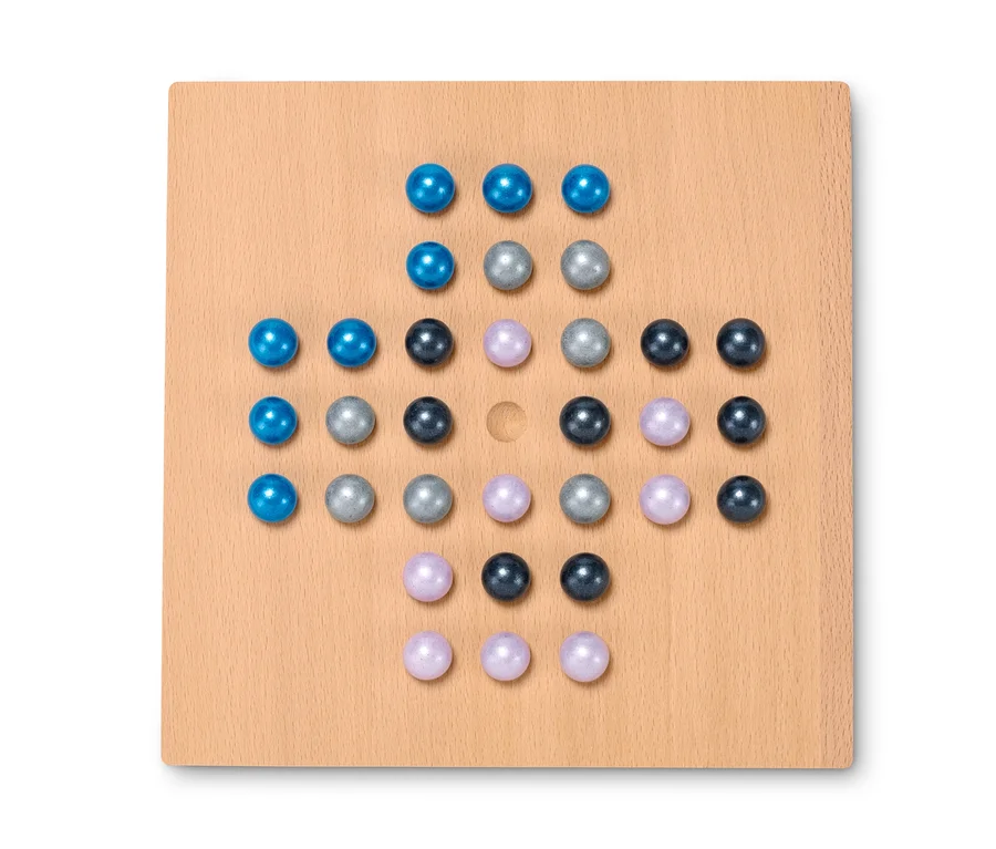 Murmel-Brettspiel auf einem Holzbrett.