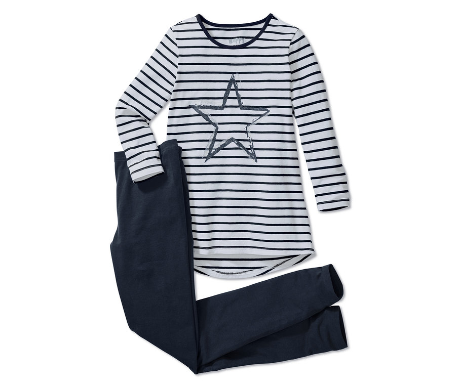 Ein Pyjama mit einem gestreiften Oberteil mit Sternmotiv und einer marineblauen Hose liegt.