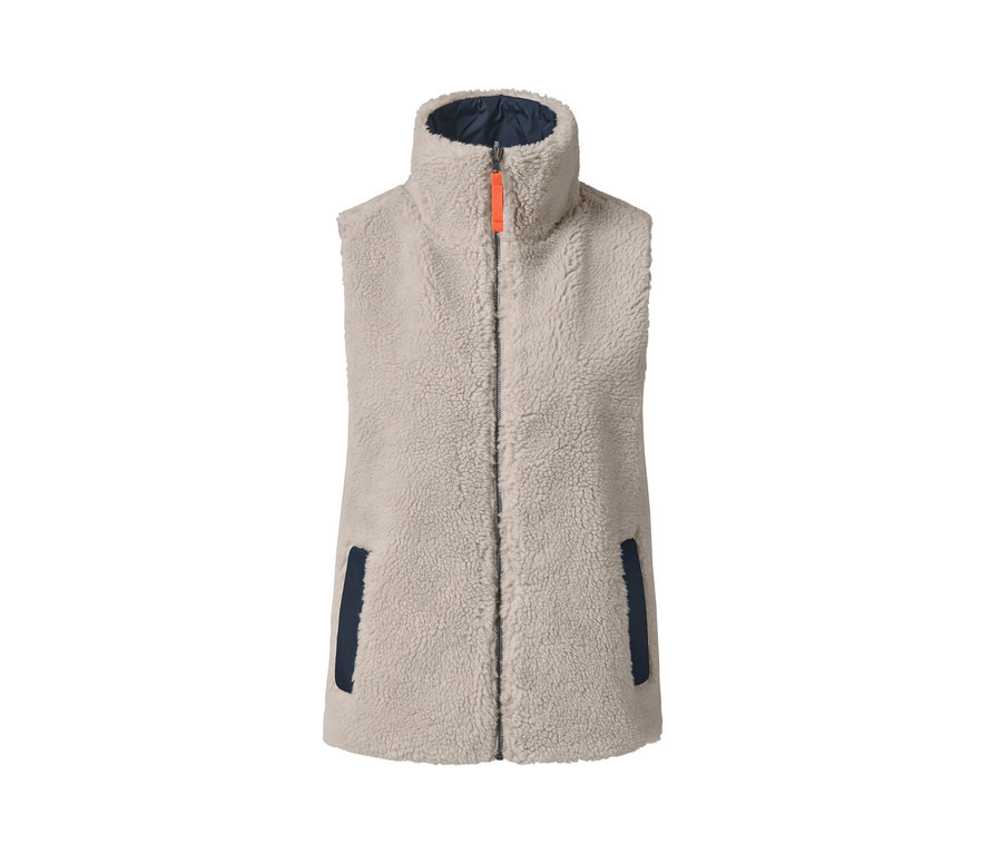 Eine beigefarbene Oversized-Wendeweste mit orangefarbenem Reißverschluss und dunkelblauen Details.