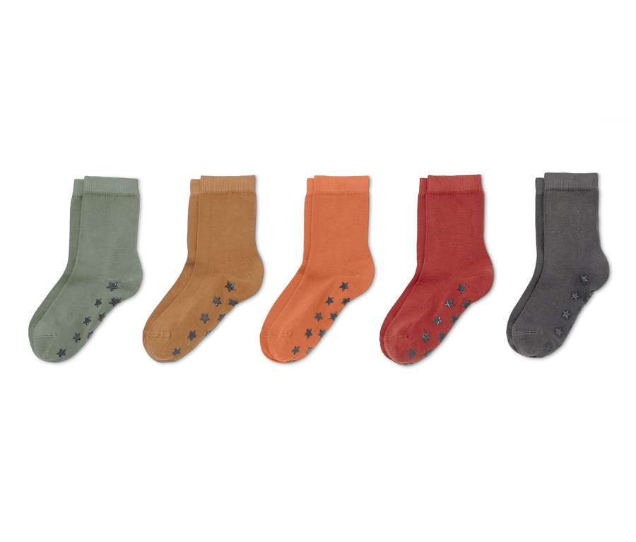 Fünf Paar Socken in den Farben Grün, Braun, Orange, Rot und Grau. Alle haben Sterne auf der Fußsohle.