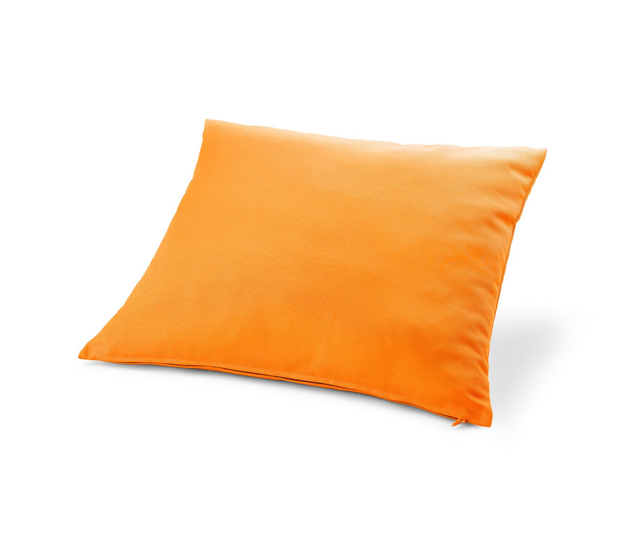 Ein orangefarbenes Vestio-Outdoor-Dekokissen liegt auf einem weißen Hintergrund.