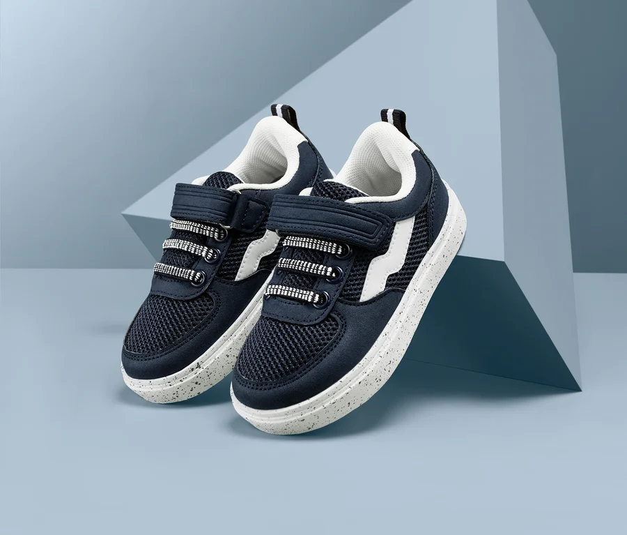 Zwei Sneaker auf hellblauem Hintergrund.