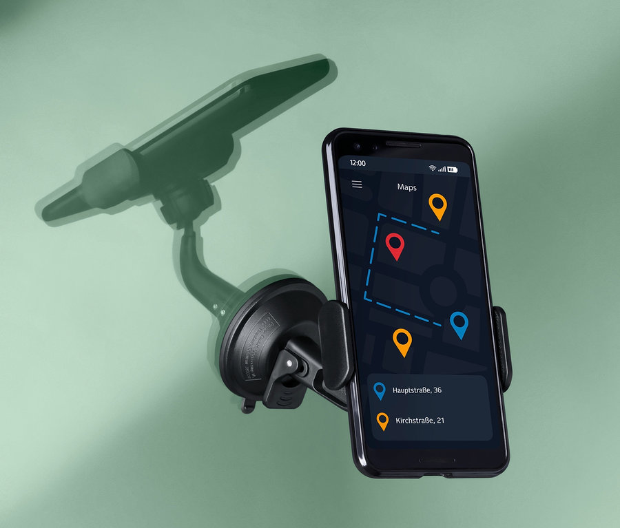 Eine schwarze Smartphone-Halterung mit Saugnapf hält ein Smartphone mit einer Navigations-App auf einem grünen Hintergrund.