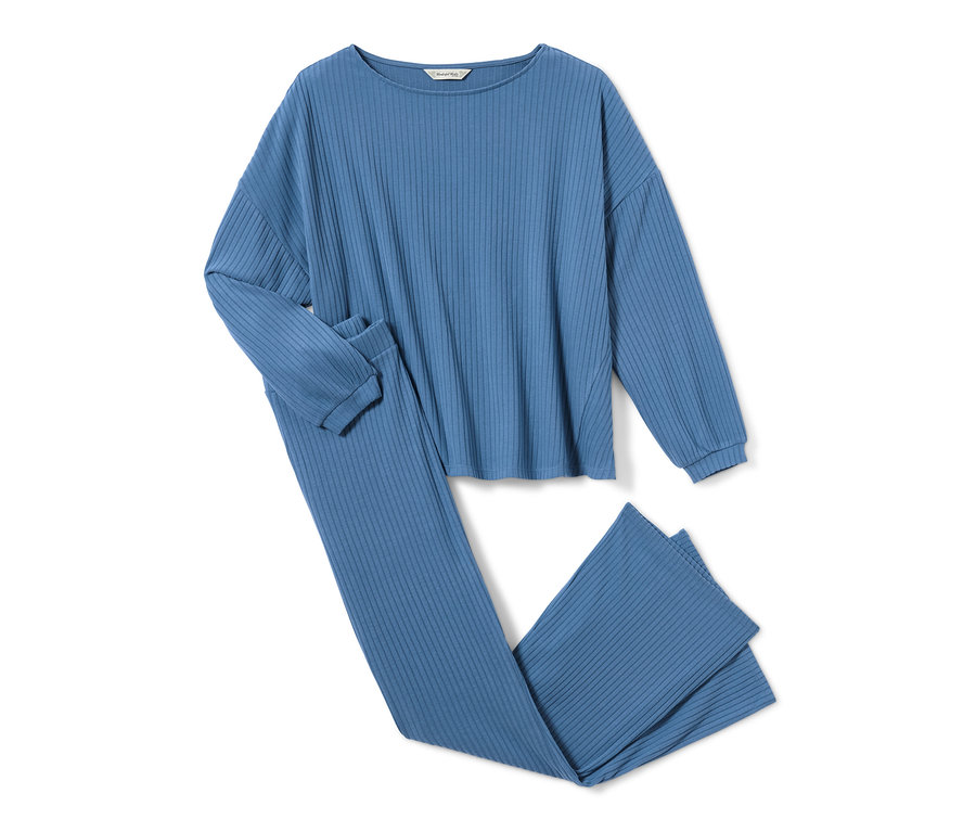 Ein gerippter blauer Pyjama liegt auf einem weißen Hintergrund.